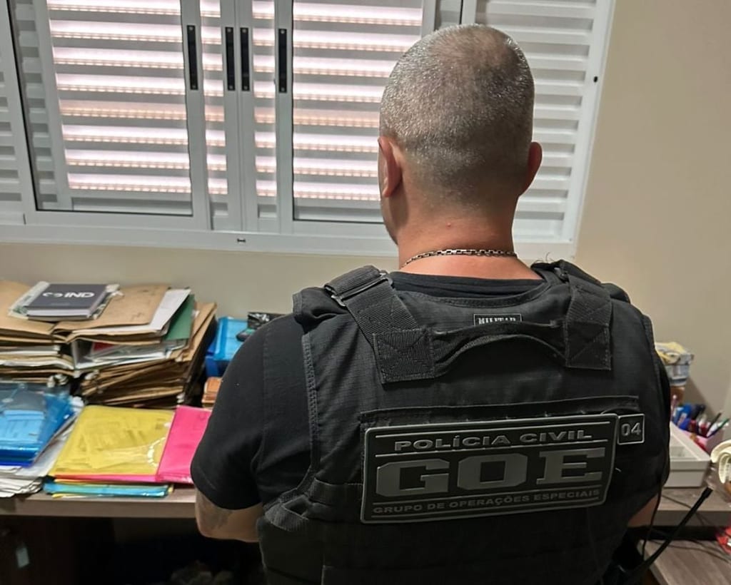 Polícia apreende cheques e celular em operação contra estelionato