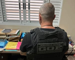 Polícia apreende cheques e celular em operação contra estelionato
