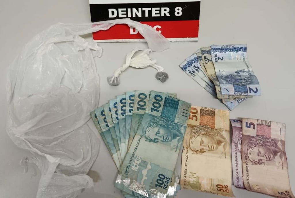 Jovem é presa por tráfico com filho de 5 anos