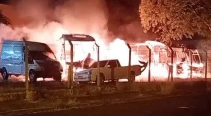 Ônibus explode em garagem da empresa Andorinha