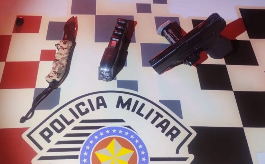 Homem é preso por ameaça e tem simulacros apreendidos