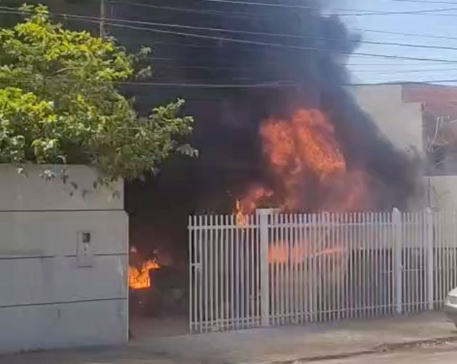 Incêndio destrói residência e atinge carro em Presidente Prudente