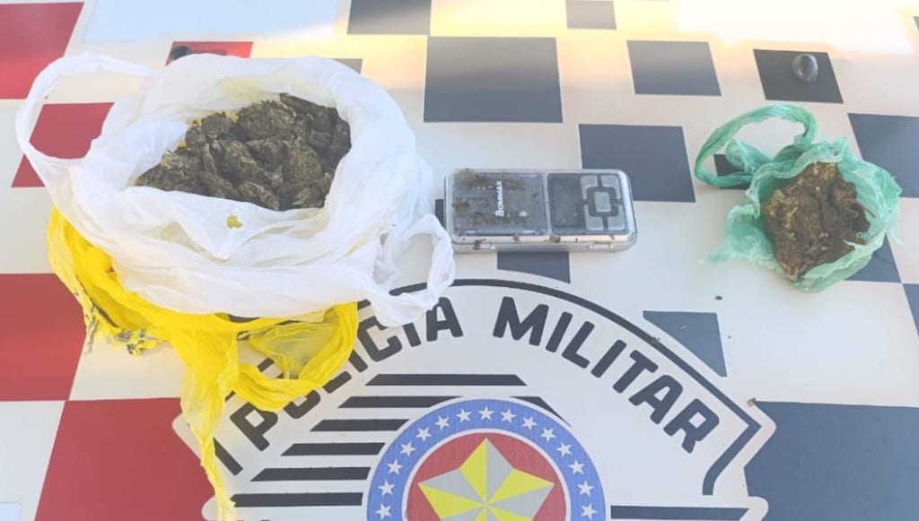 Homem é preso por tráfico de drogas após agredir companheira