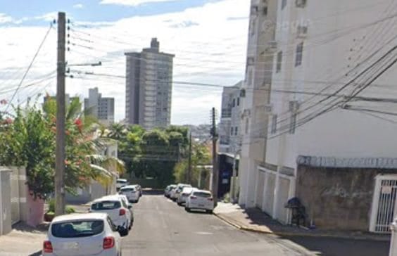 Dupla invade apartamento pela sacada, faz ameaças e rouba estudantes em Prudente