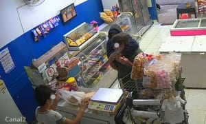 Homem armado com faca assalta padaria no Humberto Salvador e é preso em Presidente Prudente
