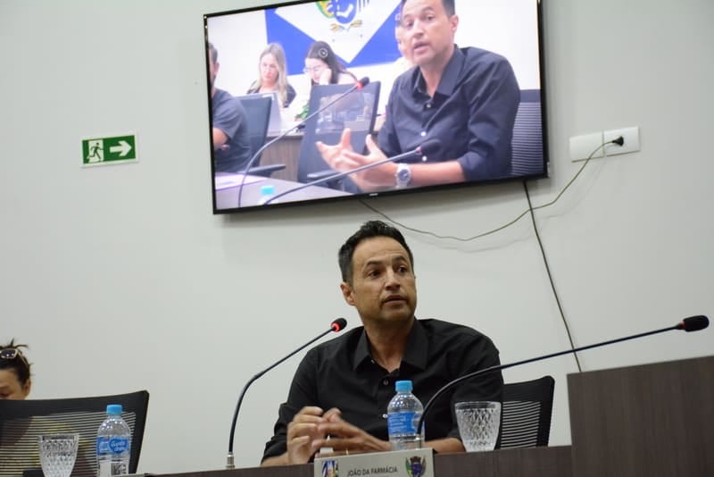 Vereador denuncia infiltrações, danos estruturais e risco elétrico no Posto Central de Álvares Machado