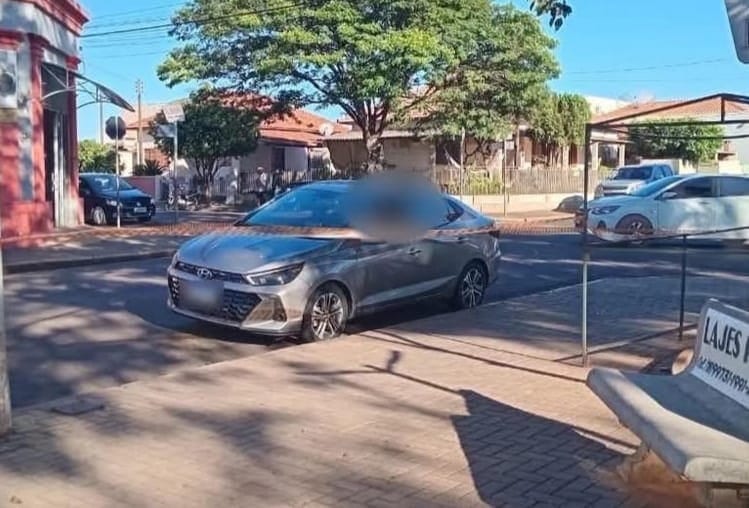 Idoso é encontrado morto dentro de carro na Praça da Matriz, em Mirante do Paranapanema