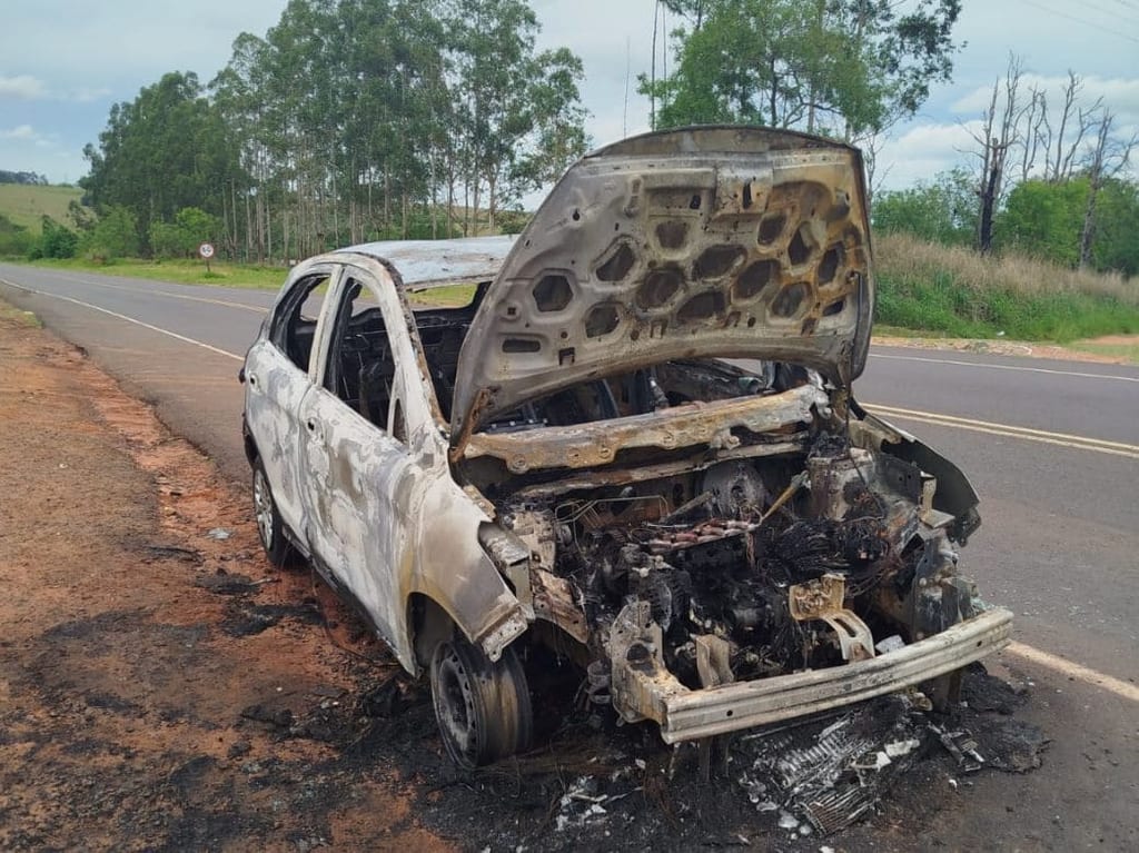Carro é destruído por incêndio na Rodovia Ângelo Rena, em Regente Feijó
