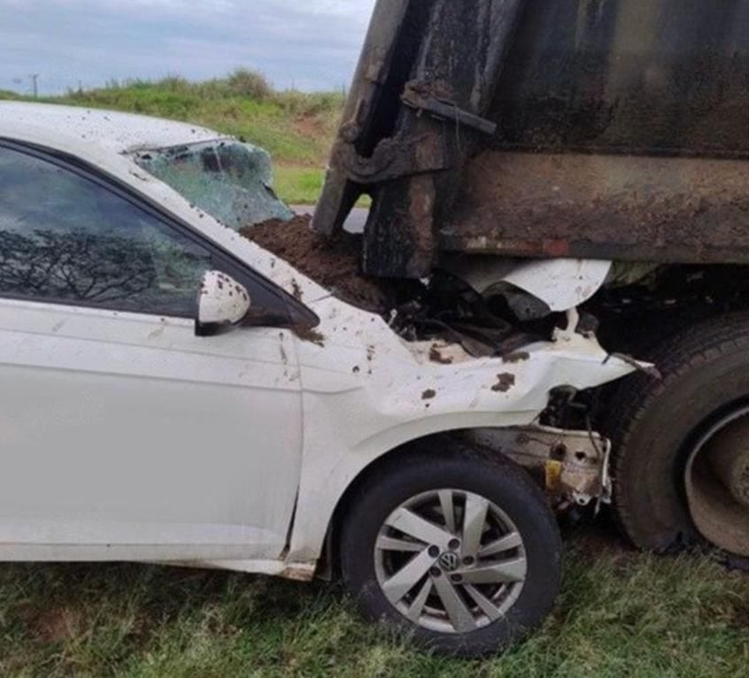 Carro da Prefeitura de Presidente Bernardes bate em caminhão e uma pessoa morre