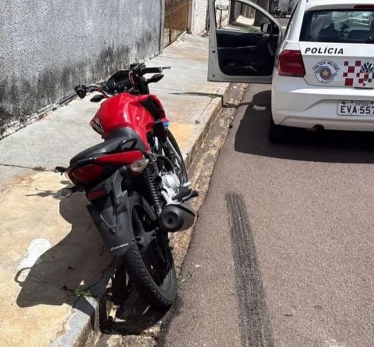 Motociclista foge da PM, abandona moto e é preso por adulteração de placa em Prudente