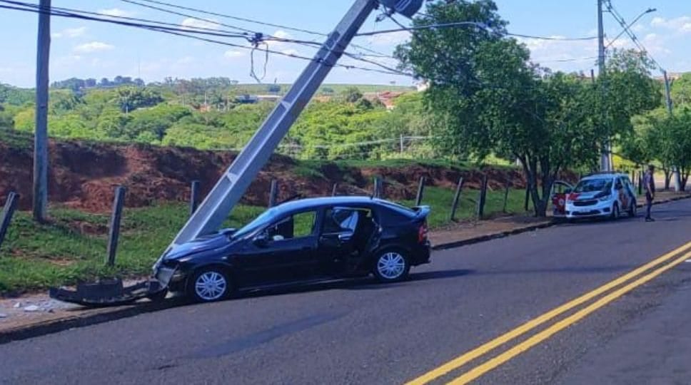 Motorista perde controle e atinge poste no Jardim Maré Mansa em Presidente Prudente
