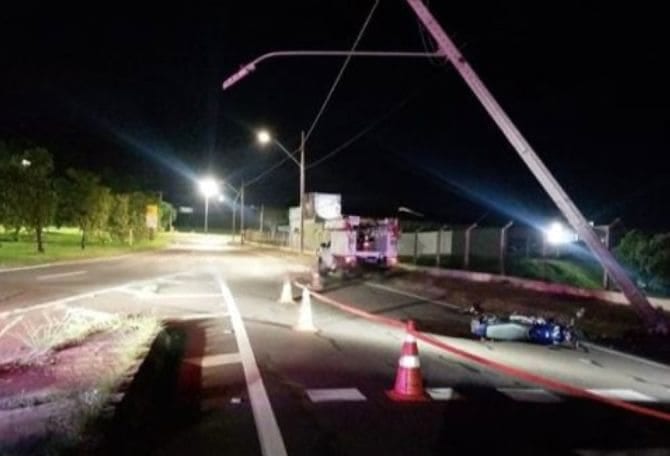 Motocicleta colide com poste e deixa dois feridos em Presidente Prudente