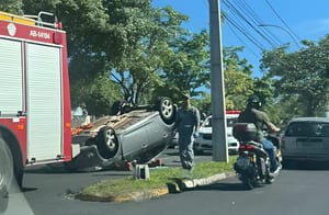 Carro capota na Avenida da Saudade e trânsito fica parcialmente interrompido em Prudente