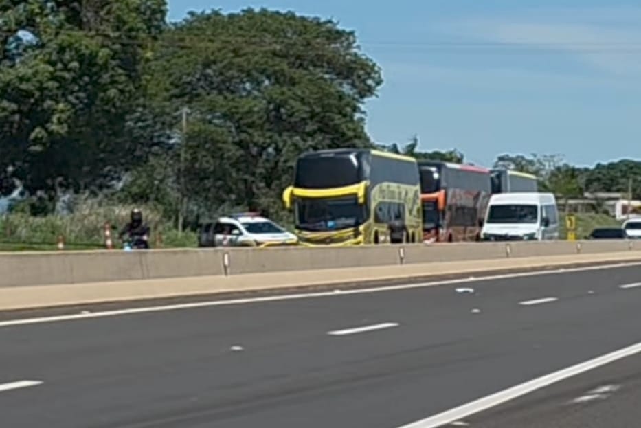 Torcedores do Flamengo deixam posto sem pagar em Presidente Epitácio e são interceptados pela Polícia Rodoviária