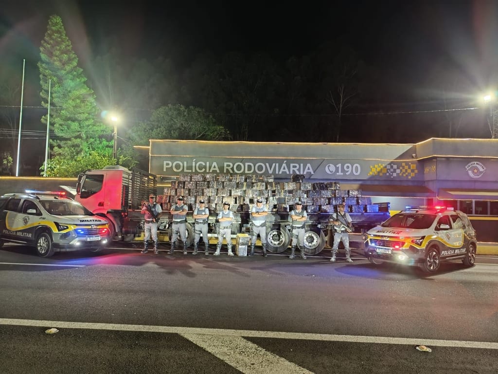Polícia apreendem mais de 2 toneladas de maconha na Raposo Tavares em Prudente