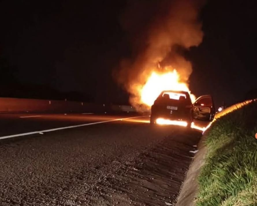 Após retirar carro da oficina, veículo pega fogo na Raposo Tavares em Presidente Bernardes