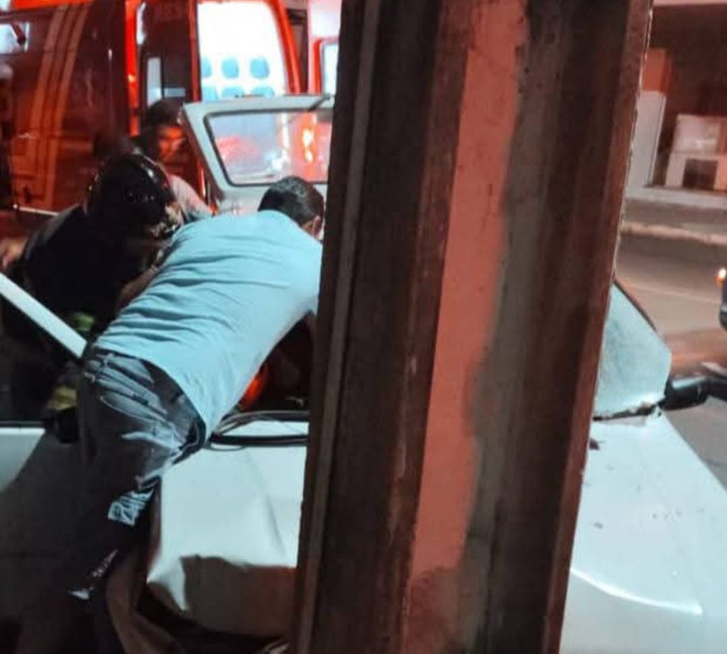 Motorista embriagado bate em poste, mata passageira e é preso em Santo Anastácio