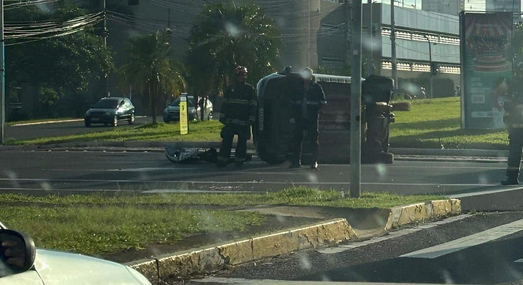 Acidente com capotamento em rotatória da Manoel Goulart deixa feridos leves em Presidente Prudente