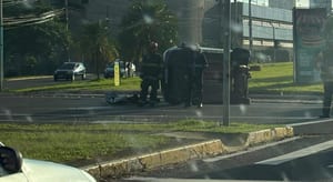 Acidente com capotamento em rotatória da Manoel Goulart deixa feridos leves em Presidente Prudente