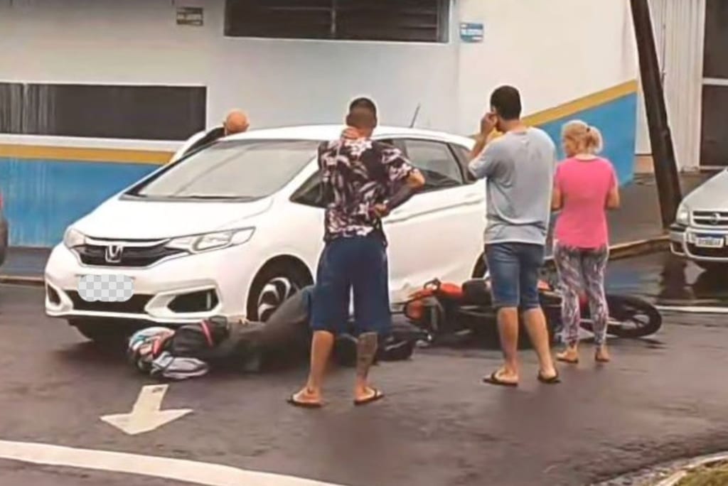 Motociclista fica ferido em colisão na Avenida Ana Jacinta em Presidente Prudente; carro teria cruzado a via