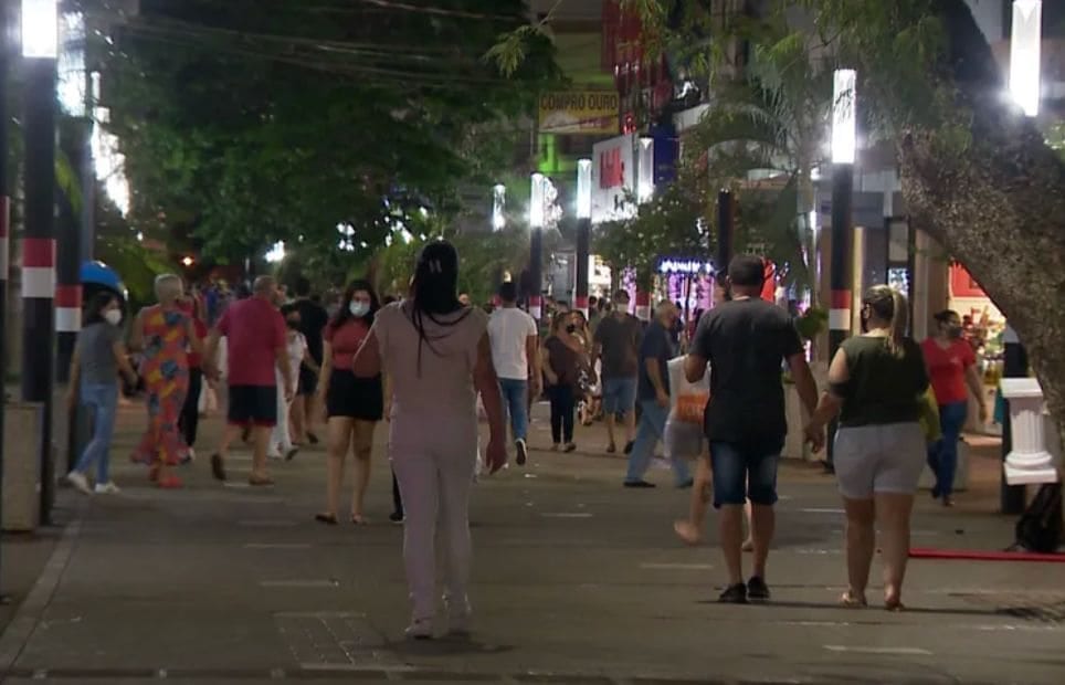 Comércio de Prudente inicia horário noturno nesta terça; Zona Azul funcionará até as 22h