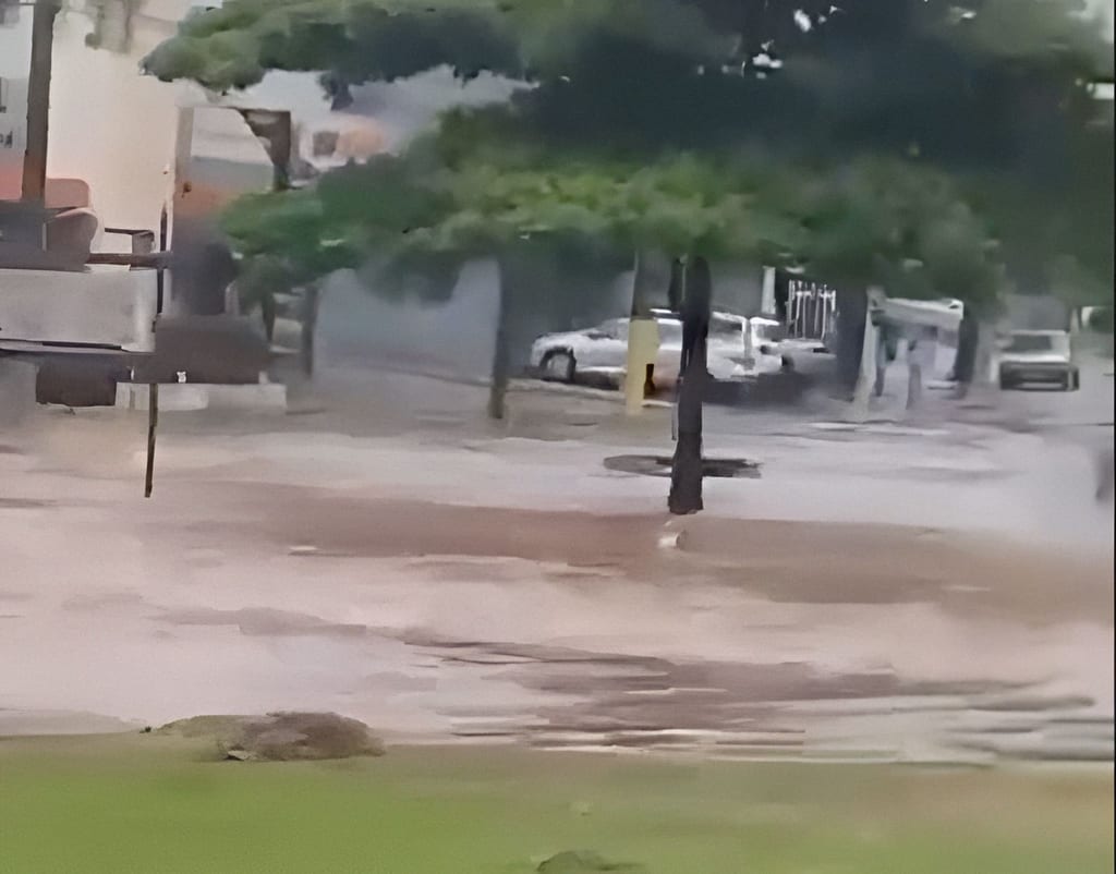 Temporal provoca alagamento em alguns trechos do Parque do Povo e gera transtornos no trânsito em Prudente