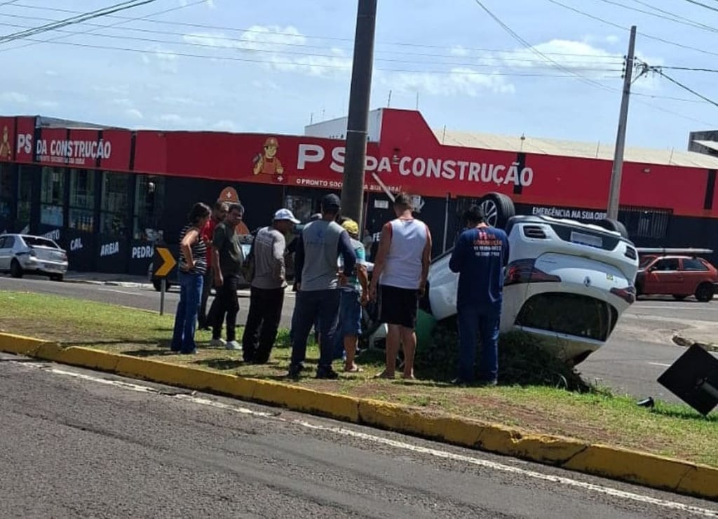 Colisão causa capotamento  na Avenida Juscelino Kubitschek, em Presidente Prudente
