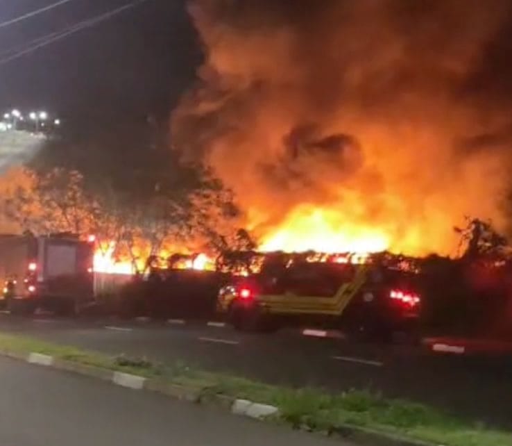 Incêndio atinge depósito de recicláveis e mobiliza Bombeiros em Presidente Prudente