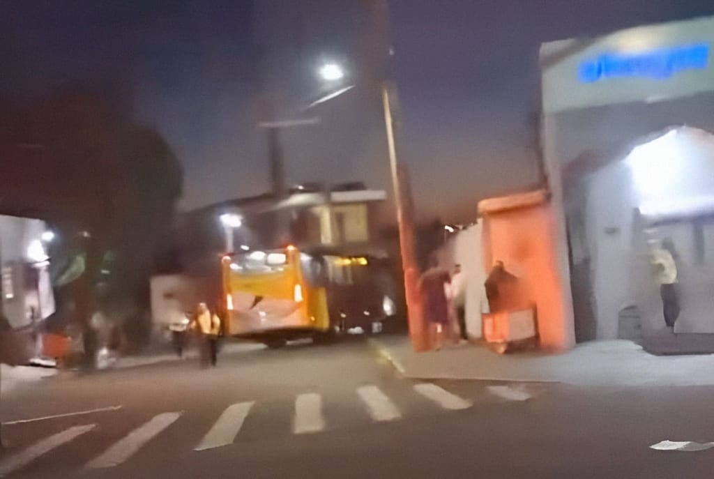 Motorista de ônibus passa mal e causa colisão com carro no Jardim Sabará, em Presidente Prudente