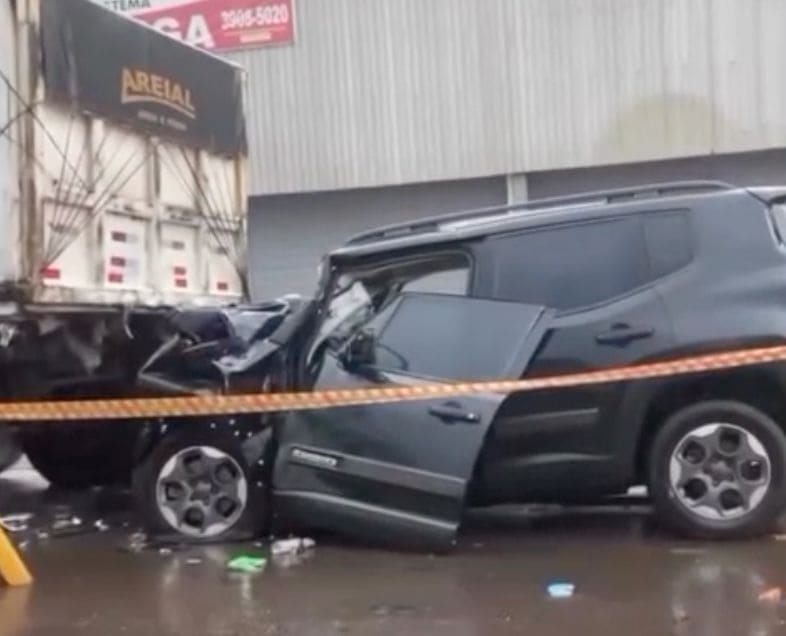 Carro colide em caminhão estacionado e deixa jovem em estado gravíssimo