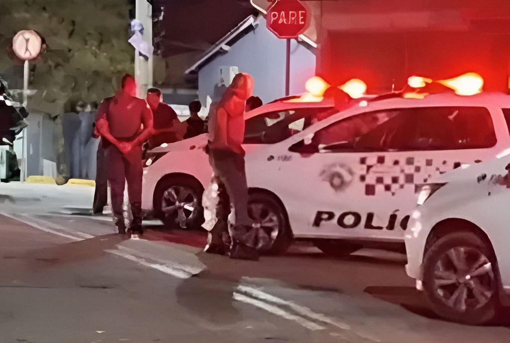 Motorista embriagado é preso em flagrante após colidir com motocicleta e carros estacionados em Presidente Prudente