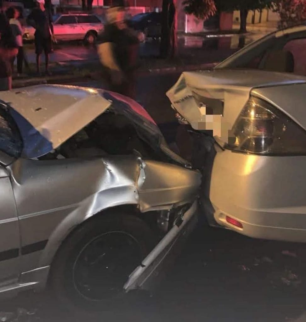 Motorista perde o controle, colide contra carros estacionados e provoca prejuízos em veículos de Martinópolis