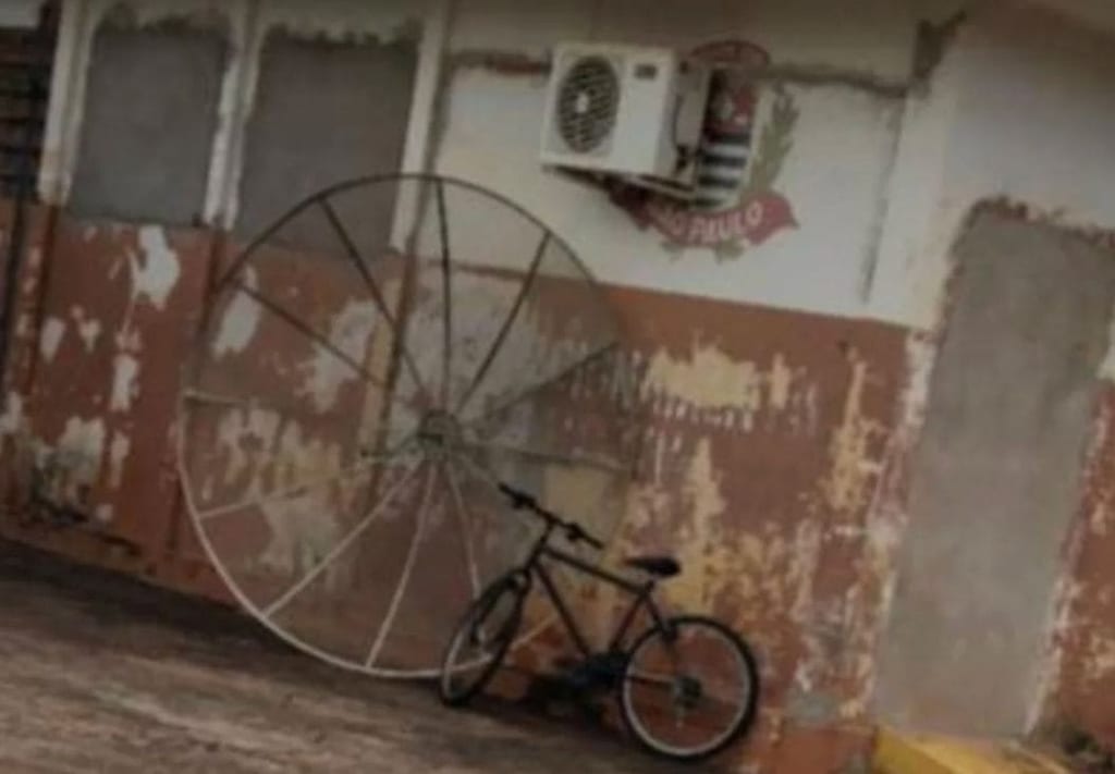 Homem é preso ao ser flagrado de bicicleta carregando antena parabólica na cabeça em Mirante do Paranapanema
