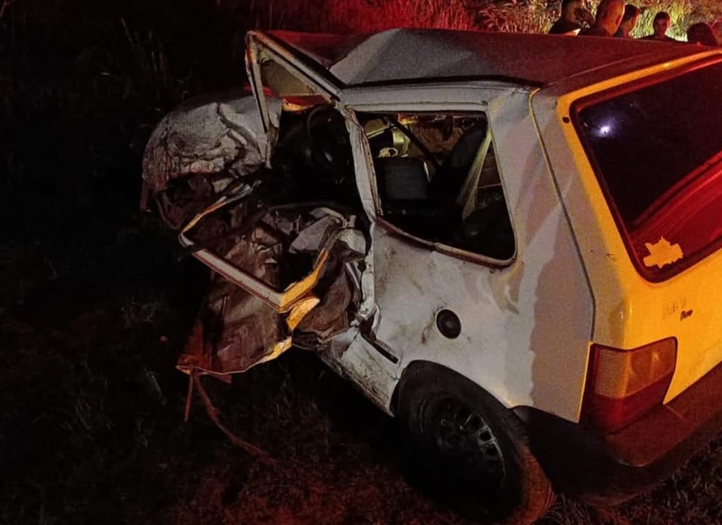 Colisão frontal entre Uno e Hilux deixa um jovem morto e um homem ferido em rodovia de Ouro Verde
