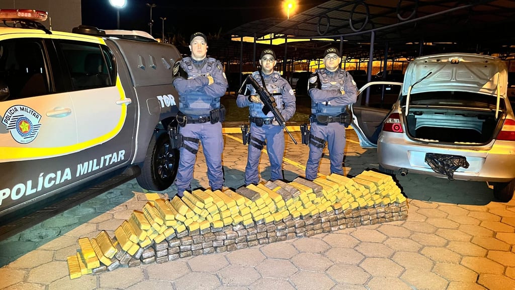 Polícia Rodoviária e FICCO-SP apreendem quase 300 kg de maconha em Mirante do Paranapanema