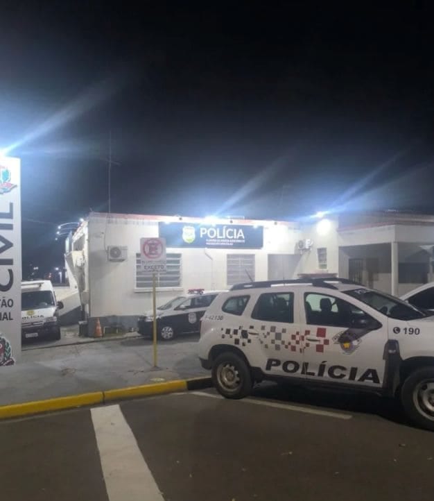 Homem é preso por violência doméstica após ameaçar companheira com facas em Piquerobi