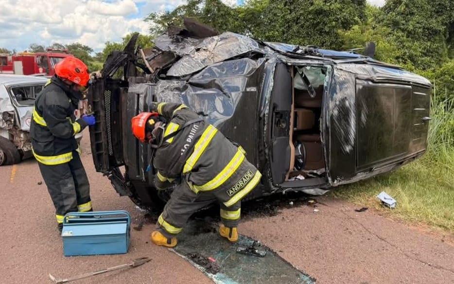 Acidente com três veículos deixa motorista gravemente ferido na Rodovia Osvaldo Campioni, em Martinópolis