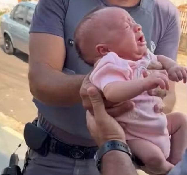 Em desespero, mãe pede socorro e policial salva bebê engasgada em Presidente Prudente