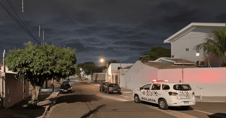 Motorista é preso por embriaguez ao volante após colidir com carro estacionado em Presidente Prudente