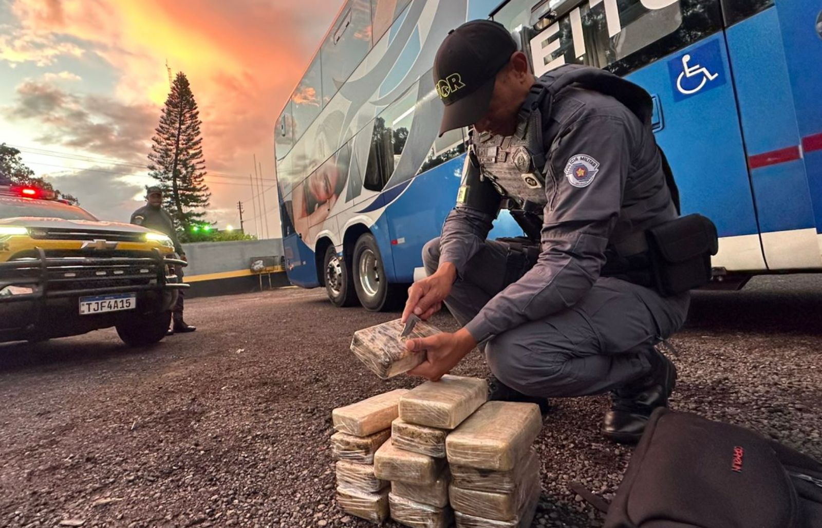 Polícia Rodoviária apreende 15 kg de cocaína e prende estrangeira em ônibus na Rodovia Raposo Tavares