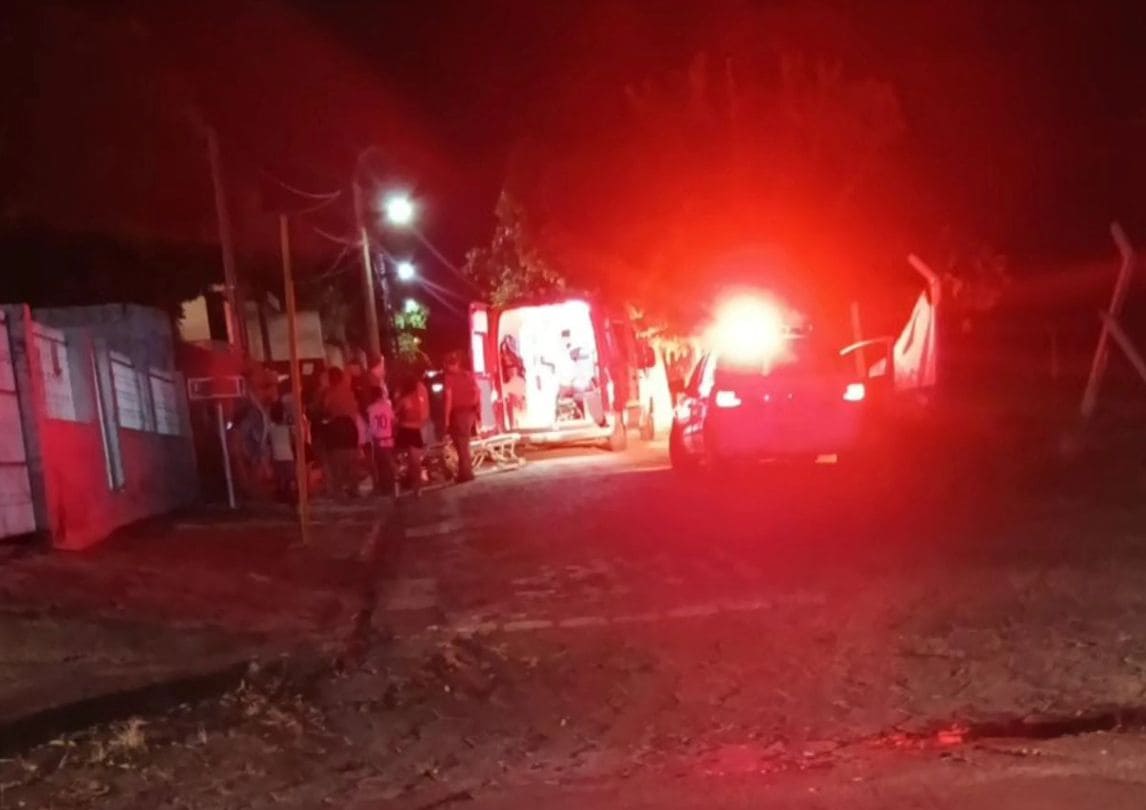 Carro desgovernado atropela pai e filha grávida; idoso não resiste e morre