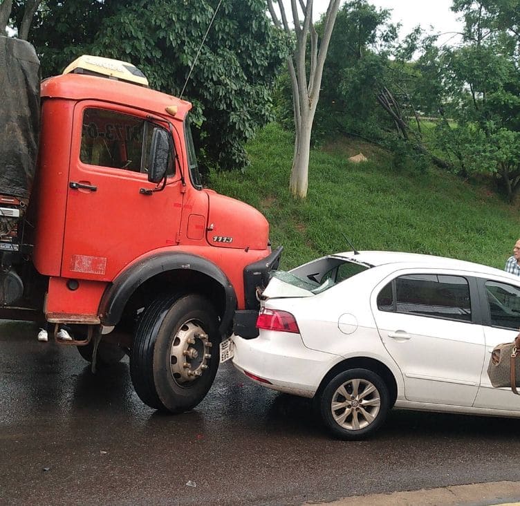 Caminhão sem freio provoca engavetamento com seis veículos em cruzamento
