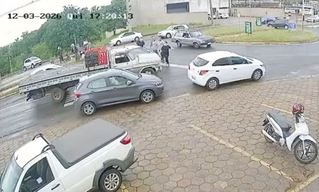 Carro bate em moto e deixa entregador de gás ferido em rotatória do Vale do Sol