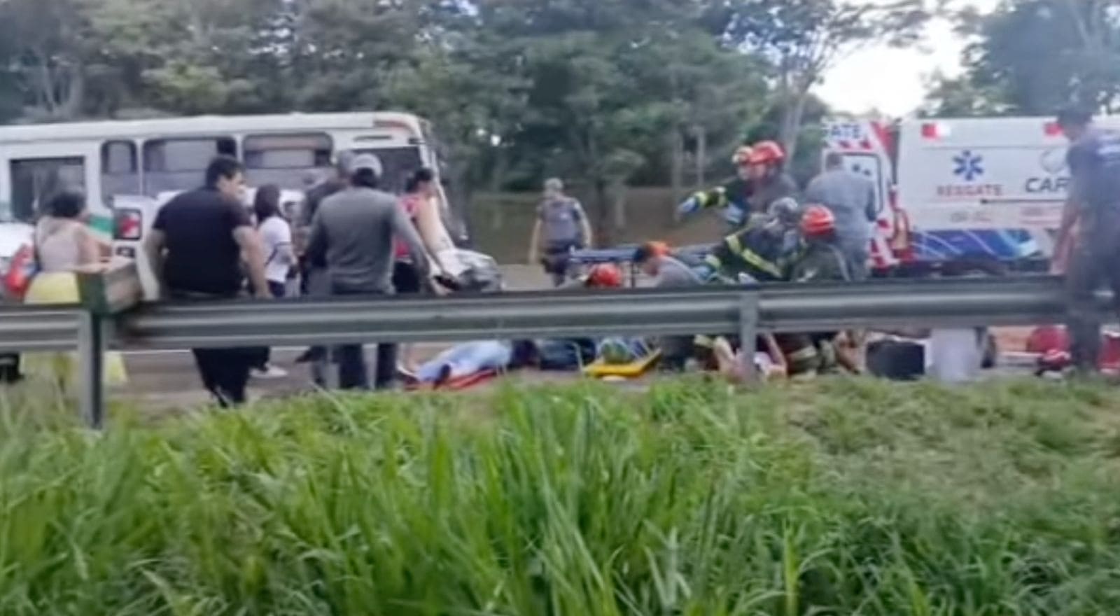 Colisão entre ônibus e caminhão na Raposo Tavares deixa 18 feridos, sendo um em estado grave