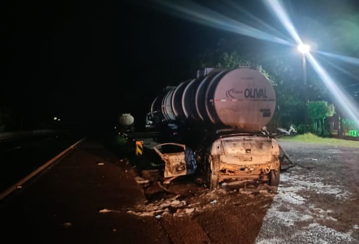 Jovem morre após carro bater em caminhão e pegar fogo na Assis Chateaubriand, em Presidente Prudente