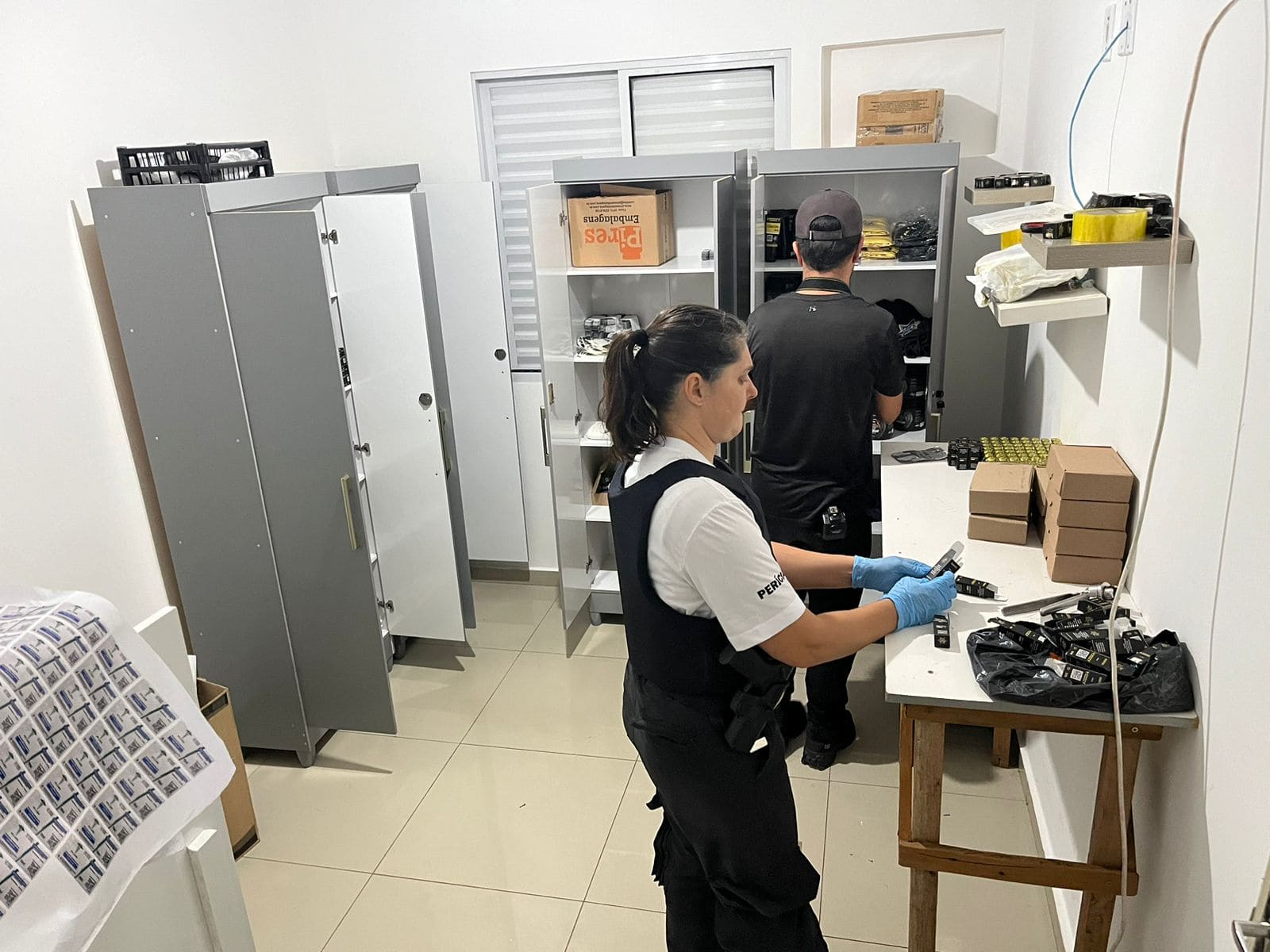 Operação fecha laboratório clandestino e investiga ligação com academias