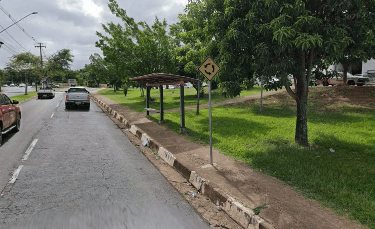 Idosa é ameaçada de morte e tem celular roubado em ponto de ônibus