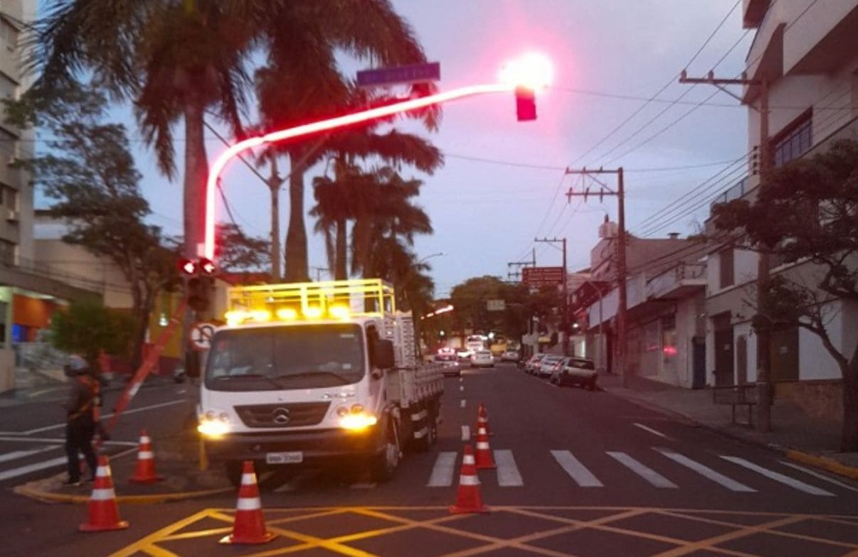 Semáforos com LED e tecnologia inteligente começam a operar na Washington Luiz
