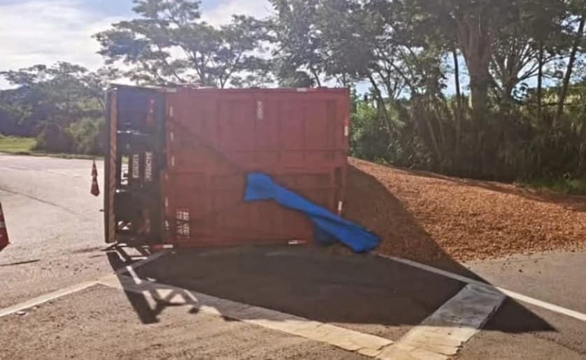 Carreta com carga de amendoim tomba e interdita trecho da SP-294 em Pacaembu