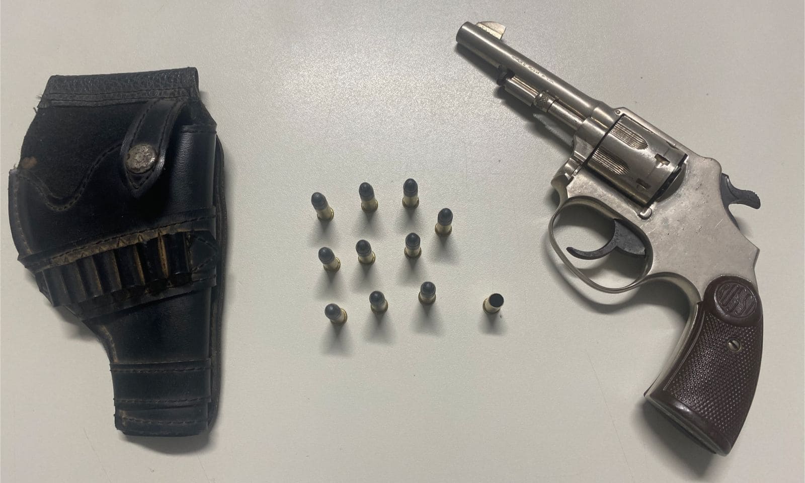 Homem com antecedentes é flagrado com arma e acaba preso em Prudente